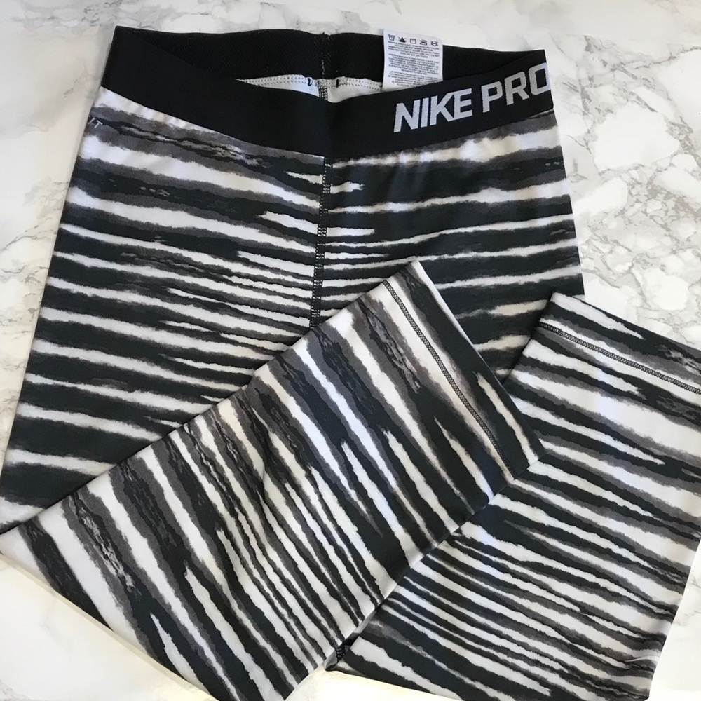 🎀 3/23 Capri Nike Pro Spandex Leggings - Picture 1 of 5